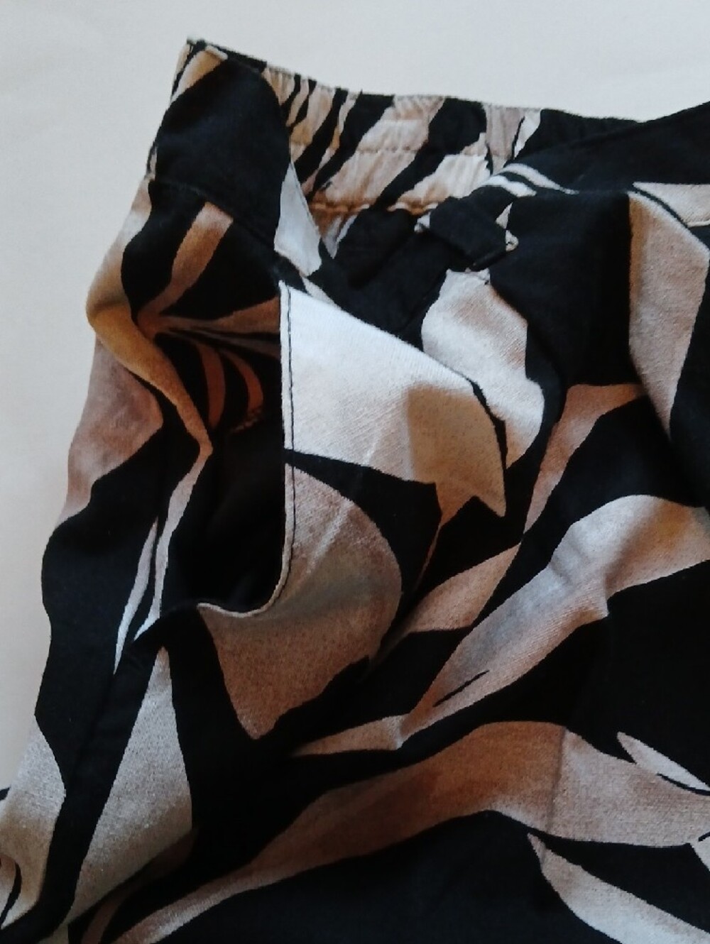 XL Printed Black & Cream Tropical-Leaf High Rise Shorts  60%Rayon 20%Linen Blend - Picture 5 of 10